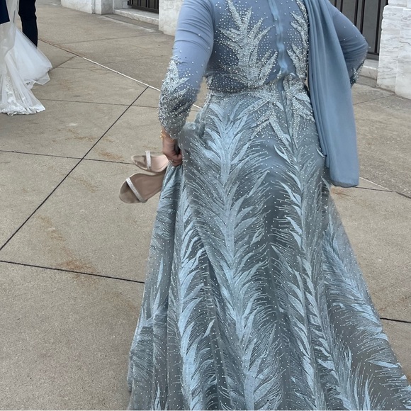 LARA Long Sleeve Gown - Picture 3 of 11